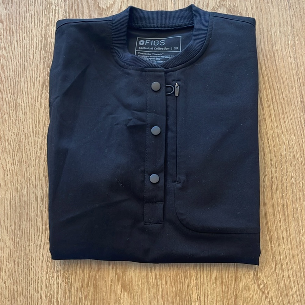 NWOT XS Figs Women’s Scrub top in black